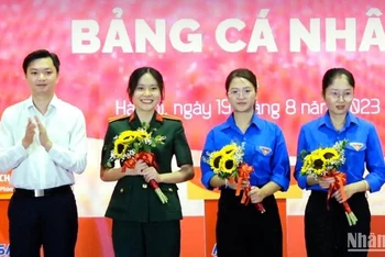 Bí thư Trung ương Đoàn, Chủ tịch Hội Sinh viên Việt Nam Nguyễn Minh Triết (ngoài cùng bên trái) chúc mừng các thí sinh giành giải nhất, nhì và ba chung cuộc của bảng đấu cá nhân. 