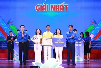 3 thành viên đội tuyển Tỉnh đoàn Quảng Ninh (áo vàng) nhận giải Nhất Cuộc thi trực tuyến tìm hiểu Nghị quyết Đại hội Đoàn toàn quốc lần thứ XII. 