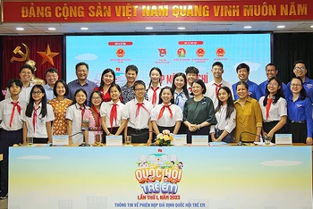 Các đồng chí đại diện Ban tổ chức và một số đại biểu Phiên họp giả định "Quốc hội trẻ em" lần thứ nhất tại buổi họp báo.