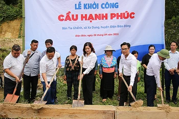 Ban tổ chức khởi công công trình "Cầu hạnh phúc" tại xã Xa Dung (huyện Điện Biên Đông, tỉnh Điện Biên).