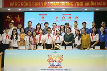 Các thành viên Ban tổ chức, đại diện đại biểu Phiên họp giả định "Quốc hội trẻ em" lần thứ nhất. 