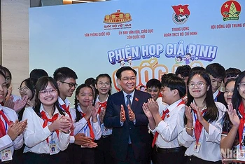 Chủ tịch Quốc hội Vương Đình Huệ và các đại biểu Phiên họp giả định "Quốc hội trẻ em" lần thứ nhất.