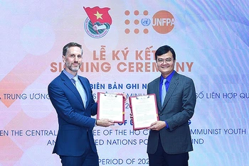 Từ phải qua: đồng chí Bùi Quang Huy và ông Matt Jackson trao Biên bản ghi nhớ hợp tác giữa Trung ương Đoàn và UNFPA tại Việt Nam giai đoạn 2023-2026.