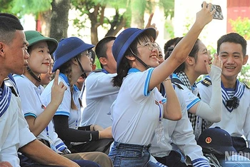 Đại biểu sinh viên ưu tú giao lưu cùng các chiến sĩ trẻ tại quần đảo Trường Sa (tỉnh Khánh Hòa).