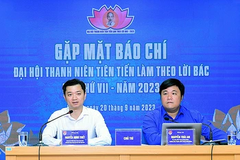 Đồng chí Nguyễn Minh Triết (bên trái) thông tin về Đại hội tại buổi gặp mặt báo chí.