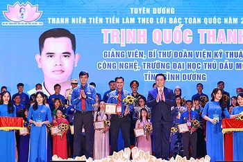 Các đồng chí Nguyễn Trọng Nghĩa, Bùi Quang Huy (từ phải qua, hàng đầu) trao phần thưởng tặng các "Thanh niên tiên tiến làm theo lời Bác" toàn quốc lần thứ VII.