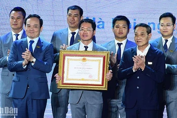 Phó Thủ tướng Chính phủ Trần Lưu Quang (bên trái, hàng đầu) trao Huân chương Lao động hạng Nhì tặng Hội Doanh nghiệp trẻ Hà Nội.