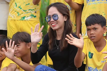 Nguyễn Trúc Phương cùng các em nhỏ của dự án "Gieo ước mơ bóng đá".