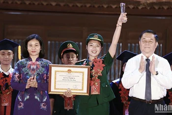 Các đồng chí Nguyễn Trọng Nghĩa và Nguyễn Thị Tuyến (lần lượt thứ nhất và ba từ phải sang) trao phần thưởng tặng các thủ khoa xuất sắc của Thủ đô năm 2023 tại buổi lễ.