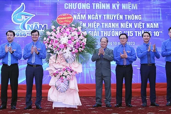 Đồng chí Bùi Quang Huy (thứ 2 từ trái sang) đại diện Ban Bí thư Trung ương Đoàn Thanh niên Cộng sản Hồ Chí Minh trao lẵng hoa chúc mừng các đồng chí lãnh đạo, nguyên lãnh đạo Hội Liên hiệp Thanh niên Việt Nam các thời kỳ tại buổi lễ.