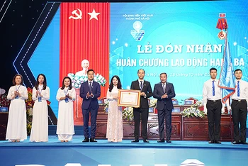 Hội Sinh viên thành phố Hà Nội đón nhận Huân chương Lao động hạng Ba tại Đại hội.