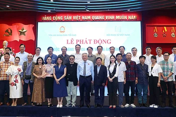 Đồng chí Nguyễn Hòa Bình cùng các thành viên Ban tổ chức, Ban Giám khảo Cuộc thi tại lễ phát động.