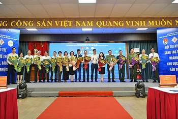 Đồng chí Bùi Quang Huy, Ủy viên dự khuyết Trung ương Đảng, Bí thư thứ nhất Trung ương Đoàn (thứ 7 từ phải sang) trao hoa tặng các thành viên Ban Chỉ đạo Hội thi tại buổi lễ.