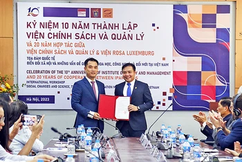 Phó Giám đốc Đại học Quốc gia Hà Nội Phạm Bảo Sơn (bên trái) trao quyết định công nhận Viện Chính sách và Quản lý là trung tâm nghiên cứu trọng điểm định hướng nghiên cứu ứng dụng giai đoạn 2023-2028. 