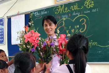 Cô giáo Nguyễn Thị Ngà, đại biểu có thâm niên công tác nhiều nhất trong số 58 giáo viên được vinh danh tại chương trình "Chia sẻ cùng thầy cô" năm 2023.