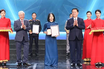 Các đồng chí Nguyễn Trọng Nghĩa, Đỗ Văn Chiến trao giải A tặng đại diện các tác giả, nhóm tác giả giành giải A. 