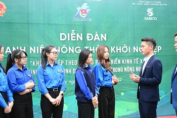 Các gương mặt trẻ giành Giải thưởng Lương Định Của trò chuyện với đoàn viên, thanh niên địa phương về khởi nghiệp, lập nghiệp.