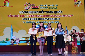 Bí thư Trung ương Đoàn Thanh niên Cộng sản Hồ Chí Minh, Chủ tịch Hội đồng Đội Trung ương Nguyễn Phạm Duy Trang (bên phải) trao giải nhất tặng đại diện Trường Trung học cơ sở Tùng Thiện Vương. 