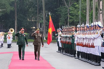 Đại tướng Phan Văn Giang và Đại tướng Tea Seiha duyệt Đội danh dự Quân đội nhân dân Việt Nam.