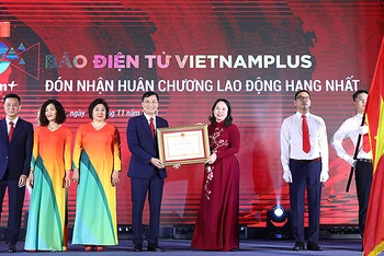 Phó Chủ tịch nước Võ Thị Ánh Xuân thay mặt Đảng, Nhà nước trao Huân chương Lao động hạng Nhất tặng Báo Điện tử VietnamPlus tại buổi lễ.