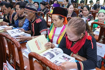 Đại diện người uy tín trong cộng đồng các dân tộc nghiên cứu cuốn sách tại buổi lễ.