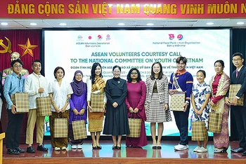 Tổng Thư ký Ủy ban quốc gia về Thanh niên Việt Nam Nguyễn Thị Ngà (thứ 7 từ trái sang) cùng Đoàn thanh niên tình nguyện ASEAN 2023.