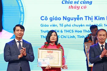Cô giáo Nguyễn Thị Kim Lý nhận Bằng khen của Trung ương Hội Liên hiệp Thanh niên Việt Nam trong khuôn khổ chương trình "Chia sẻ cùng thầy cô" năm 2023. 