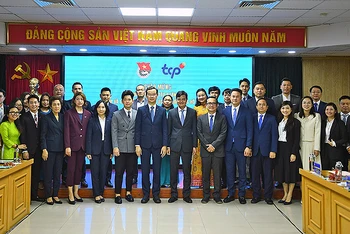 Các đồng chí đại diện lãnh đạo Trung ương Đoàn, Trung ương Hội Liên hiệp Thanh niên Việt Nam, Trung ương Hội Sinh viên Việt Nam cùng Đoàn đại biểu Tập đoàn TCP (Thái Lan) tại buổi làm việc.
