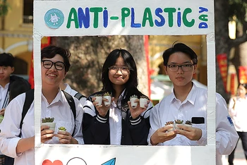 Đông đảo bạn trẻ tham gia Ngày hội Anti Plastic Day.