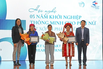 Ban Tổ chức trao các giải thưởng tặng những học viên tiêu biểu của Dự án tại Hội nghị.
