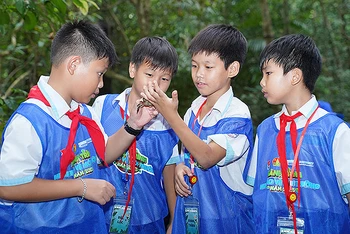 Các em nhỏ háo hức khám phá khi tham gia "Hành trình cùng Mizu bảo vệ môi trường" tại Vườn quốc gia Cát Tiên.