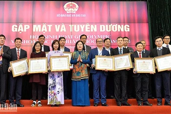 Thứ trưởng Ngô Thị Minh (áo xanh) trao Bằng khen của Bộ Giáo dục và Đào tạo tặng các cá nhân tiêu biểu.