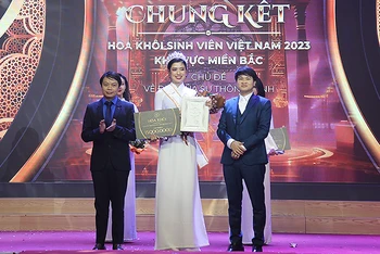 Đại diện Ban tổ chức Cuộc thi trao giải Hoa khôi sinh viên khu vực miền Bắc tặng thí sinh Nguyễn Phương Nguyên.