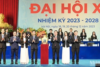 Chủ tịch nước Võ Văn Thưởng (thứ 3 từ phải sang) trao quà tặng Đại hội đại biểu toàn quốc Hội Sinh viên Việt Nam lần thứ XI. 