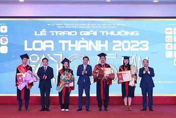Đại diện lãnh đạo các bộ, ngành, đơn vị trao giải Nhất Giải thưởng Loa Thành năm 2023 tặng 4 sinh viên xuất sắc. 
