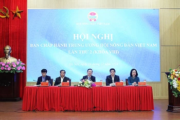 Chủ tịch Hội Nông dân Việt Nam Lương Quốc Đoàn (ở giữa) và các đồng chí chủ trì Hội nghị.