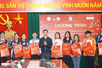 Bí thư Trung ương Đoàn, Chủ tịch Hội Sinh viên Việt Nam Nguyễn Minh Triết trao quà tặng cán bộ Hội Sinh viên và học sinh, sinh viên hoàn cảnh khó khăn.