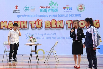 Một tiểu phẩm sân khấu hóa về bảo vệ trẻ em gái của học sinh Trường Trung học cơ sở Lý Thường Kiệt (Hà Nội).