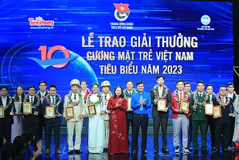 Quyền Chủ tịch nước Võ Thị Ánh Xuân (áo đỏ, ở giữa) và Bí thư thứ nhất Trung ương Đoàn Bùi Quang Huy trao phần thưởng tặng các Gương mặt trẻ Việt Nam tiêu biểu, triển vọng năm 2023 tại buổi lễ.
