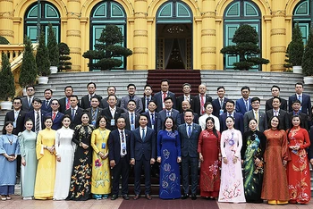 Quyền Chủ tịch nước Võ Thị Ánh Xuân (thứ 8 từ phải sang) cùng Đoàn đại biểu Hội Doanh nhân trẻ Việt Nam tại buổi gặp mặt. 