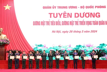 Đại tướng Lương Cường, Thượng tướng Vũ Hải Sản (thứ 6 và 7 từ trái sang) trao Bằng khen tặng 10 Gương mặt trẻ tiêu biểu toàn quân năm 2023.