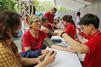 Các y, bác sĩ hội viên Hội Thầy thuốc trẻ Việt Nam khám, tầm soát bệnh cho người dân đến dự chương trình.