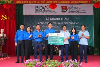 Phó Bí thư Thành đoàn Hà Nội Trần Quang Hưng (thứ 4 từ trái sang) và đại diện các đơn vị liên quan trao biển tượng trưng các công trình thanh niên tặng chính quyền địa phương.
