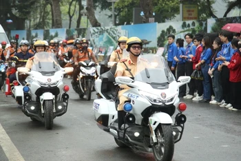 Các lực lượng, đoàn thể tham gia diễu hành tuyên truyền về an toàn giao thông sau buổi lễ. 