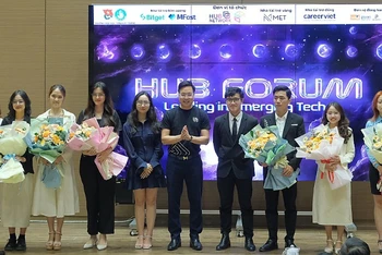 Đại diện Ban tổ chức chương trình tặng hoa chúc mừng các thành viên Mạng lưới Câu lạc bộ Khởi nghiệp, Đổi mới sáng tạo và Chuyển đổi số Thành phố Hồ Chí Minh. 