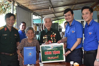 Đồng chí Bùi Quang Huy và đại diện các đơn vị liên quan đến thăm hỏi, trao quà tặng chiến sĩ Điện Biên Bùi Văn Tỉnh và gia đình. 