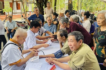 Đông đảo người có công, người cao tuổi đến với Hành trình.