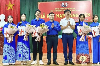 Đại diện lãnh đạo các đơn vị, đoàn thể trao hoa chúc mừng các đảng viên trẻ là học sinh trung học phổ thông. 