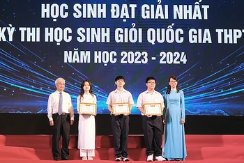 Đại diện Trường phổ thông Năng khiếu trao Bằng khen tặng học sinh giành giải Nhất tại kỳ thi học sinh giỏi quốc gia trung học phổ thông năm học 2023-2024.