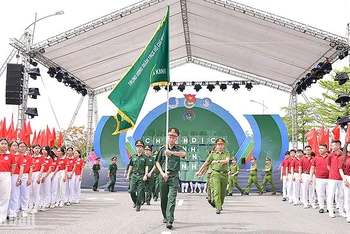 Tình nguyện viên lực lượng vũ trang với lá cờ Chiến dịch "Hành quân xanh" - một trong những mũi nhọn của Chiến dịch Thanh niên tình nguyện hè. 